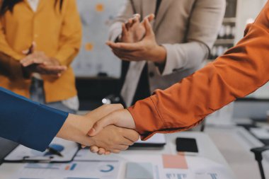 İş birleşme ve satın alma, başarılı müzakere, tokalaşma, ortaklık ve iş anlaşması konseptine ortak olmak için iki iş adamı el sıkışması.