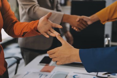 İş birleşme ve satın alma, başarılı müzakere, tokalaşma, ortaklık ve iş anlaşması konseptine ortak olmak için iki iş adamı el sıkışması.