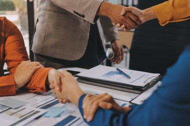 İş birleşme ve satın alma, başarılı müzakere, tokalaşma, ortaklık ve iş anlaşması konseptine ortak olmak için iki iş adamı el sıkışması.