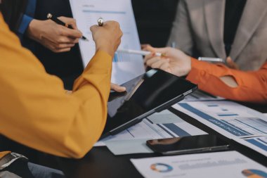 Modern Ofiste Mali Verileri Analiz Eden İş Ekibi