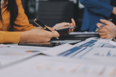 Modern Ofiste Mali Verileri Analiz Eden İş Ekibi