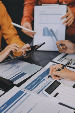 Modern Ofiste Mali Verileri Analiz Eden İş Ekibi