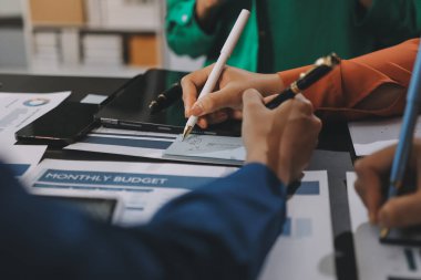 Modern Ofiste Mali Verileri Analiz Eden İş Ekibi