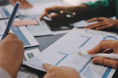 Modern Ofiste Mali Verileri Analiz Eden İş Ekibi