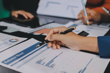 Modern Ofiste Mali Verileri Analiz Eden İş Ekibi