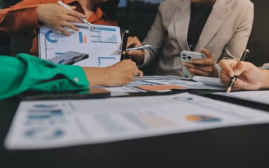 Modern Ofiste Mali Verileri Analiz Eden İş Ekibi