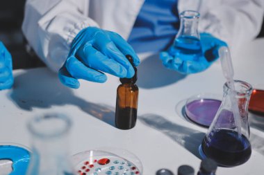 Klinik laboratuvarında çalışan araştırmacılar.