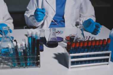 Klinik laboratuvarında çalışan araştırmacılar.