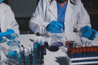 Klinik laboratuvarında çalışan araştırmacılar.