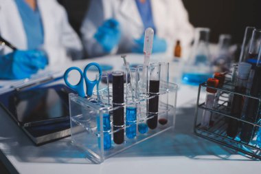 Klinik laboratuvarında çalışan araştırmacılar.