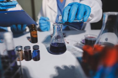 Klinik laboratuvarında çalışan araştırmacılar.