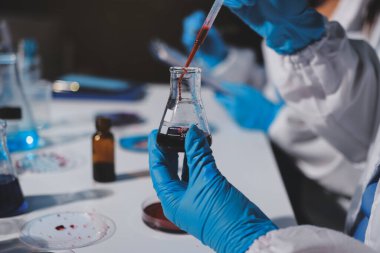 Klinik laboratuvarında çalışan araştırmacılar.