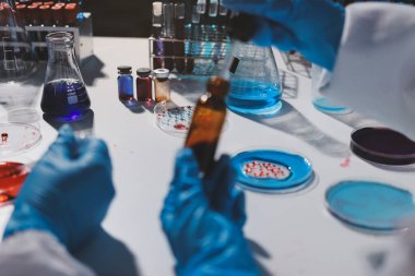 Klinik laboratuvarında çalışan araştırmacılar.