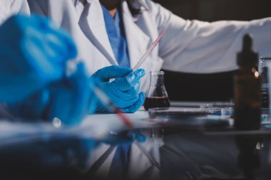 Klinik laboratuvarında çalışan araştırmacılar.