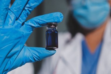 Klinik laboratuvarında çalışan araştırmacılar.