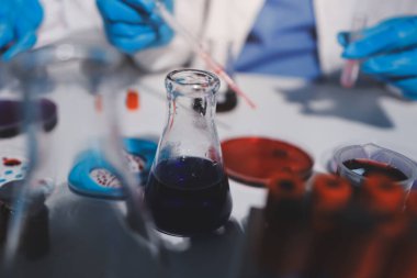 Klinik laboratuvarında çalışan araştırmacılar.