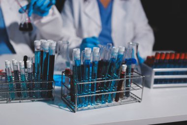 Klinik laboratuvarında çalışan araştırmacılar.