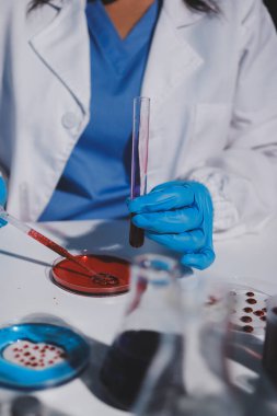 Klinik laboratuvarında çalışan araştırmacılar.