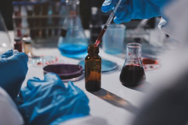 Klinik laboratuvarında çalışan araştırmacılar.