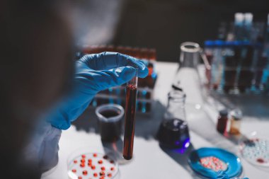 Klinik laboratuvarında çalışan araştırmacılar.