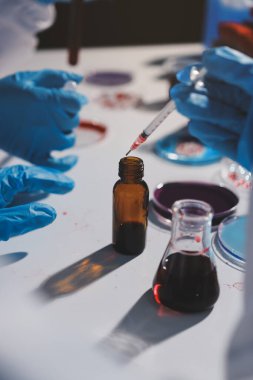 Klinik laboratuvarında çalışan araştırmacılar.