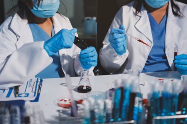 Klinik laboratuvarında çalışan araştırmacılar.