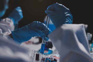 Klinik laboratuvarında çalışan araştırmacılar.