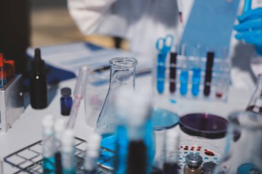 Klinik laboratuvarında çalışan araştırmacılar.