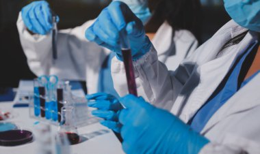 Klinik laboratuvarında çalışan araştırmacılar.