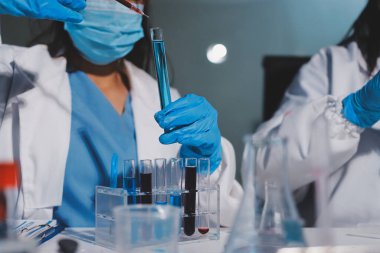 Klinik laboratuvarında çalışan araştırmacılar.