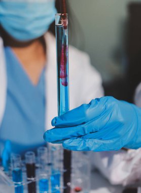 Klinik laboratuvarında çalışan araştırmacılar.