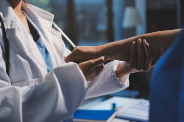 Hastanede Ortopedi uzmanı muayene hasta