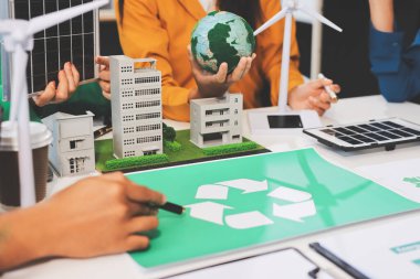 Genç Asyalı iş adamları ofiste yeniden kullanılabilir ürün tartışması, çevre dostu iş kurma, çevre koruma, sürdürülebilir iş modeli, ESG stratejisi, takım toplantısı, ev konseptinde çalışan insanlar