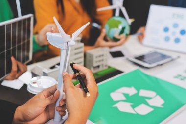 Genç Asyalı iş adamları ofiste yeniden kullanılabilir ürün tartışması, çevre dostu iş kurma, çevre koruma, sürdürülebilir iş modeli, ESG stratejisi, takım toplantısı, ev konseptinde çalışan insanlar