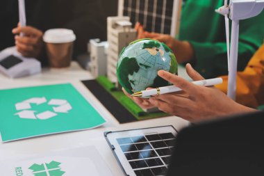 Genç Asyalı iş adamları ofiste yeniden kullanılabilir ürün tartışması, çevre dostu iş kurma, çevre koruma, sürdürülebilir iş modeli, ESG stratejisi, takım toplantısı, ev konseptinde çalışan insanlar