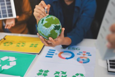 Genç Asyalı iş adamları ofiste yeniden kullanılabilir ürün tartışması, çevre dostu iş kurma, çevre koruma, sürdürülebilir iş modeli, ESG stratejisi, takım toplantısı, ev konseptinde çalışan insanlar