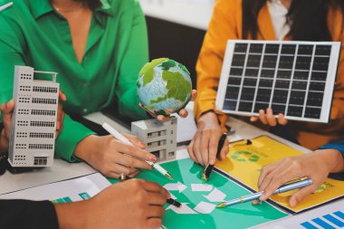 Genç Asyalı iş adamları ofiste yeniden kullanılabilir ürün tartışması, çevre dostu iş kurma, çevre koruma, sürdürülebilir iş modeli, ESG stratejisi, takım toplantısı, ev konseptinde çalışan insanlar