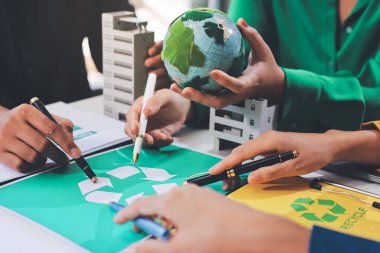 Genç Asyalı iş adamları ofiste yeniden kullanılabilir ürün tartışması, çevre dostu iş kurma, çevre koruma, sürdürülebilir iş modeli, ESG stratejisi, takım toplantısı, ev konseptinde çalışan insanlar