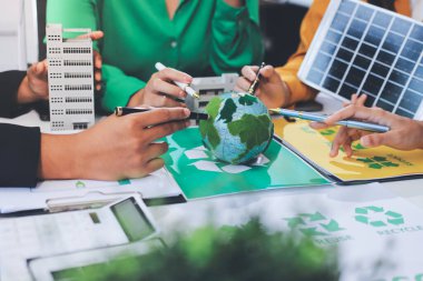 Genç Asyalı iş adamları ofiste yeniden kullanılabilir ürün tartışması, çevre dostu iş kurma, çevre koruma, sürdürülebilir iş modeli, ESG stratejisi, takım toplantısı, ev konseptinde çalışan insanlar