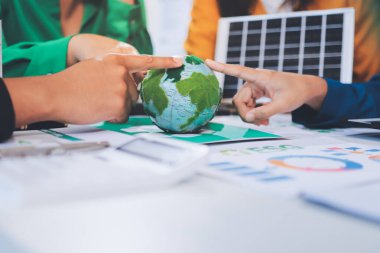 Genç Asyalı iş adamları ofiste yeniden kullanılabilir ürün tartışması, çevre dostu iş kurma, çevre koruma, sürdürülebilir iş modeli, ESG stratejisi, takım toplantısı, ev konseptinde çalışan insanlar