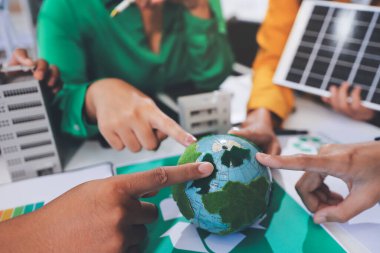 Genç Asyalı iş adamları ofiste yeniden kullanılabilir ürün tartışması, çevre dostu iş kurma, çevre koruma, sürdürülebilir iş modeli, ESG stratejisi, takım toplantısı, ev konseptinde çalışan insanlar