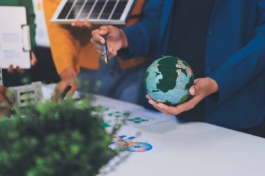 Genç Asyalı iş adamları ofiste yeniden kullanılabilir ürün tartışması, çevre dostu iş kurma, çevre koruma, sürdürülebilir iş modeli, ESG stratejisi, takım toplantısı, ev konseptinde çalışan insanlar