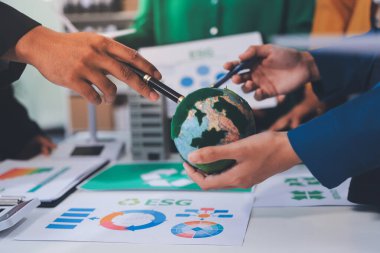 Genç Asyalı iş adamları ofiste yeniden kullanılabilir ürün tartışması, çevre dostu iş kurma, çevre koruma, sürdürülebilir iş modeli, ESG stratejisi, takım toplantısı, ev konseptinde çalışan insanlar