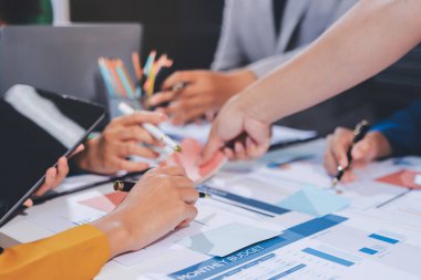 Toplantıdaki iş adamları birlikte planları tartışıyor.