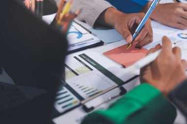 Toplantıdaki iş adamları birlikte planları tartışıyor.