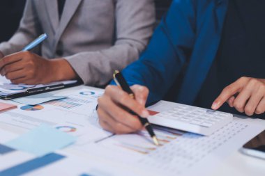 Toplantıdaki iş adamları birlikte planları tartışıyor.