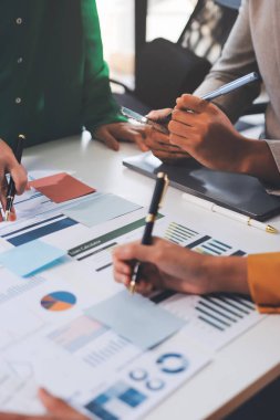 Toplantıdaki iş adamları birlikte planları tartışıyor.