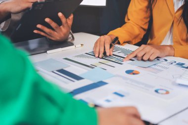 Toplantıdaki iş adamları birlikte planları tartışıyor.