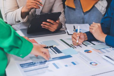 Toplantıdaki iş adamları birlikte planları tartışıyor.