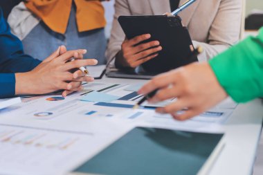 Toplantıdaki iş adamları birlikte planları tartışıyor.